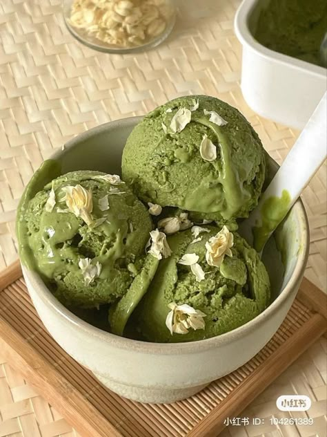 Matcha Snacks, Matcha Cafe, Matcha Ice Cream, Food Captions, Mint Green Aesthetic, Matcha Drink, Chocolate Drinks, Greens Recipe, Matcha Green Tea