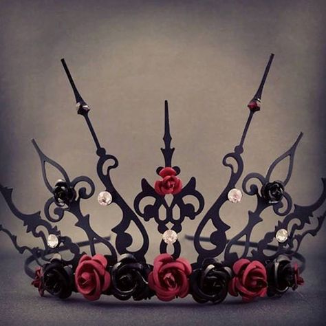 Rose Ultima -  Black and Red Crown Rose Crown Tiara Gothic Queen Steampunk Once Upon a Time Gothique Black And Red Crown, Orca Costume, Gang Orca, Marie Von Behrens, Black Tiara, Queens Tiaras, Oc Outfits, Rose Crown, Red Crown