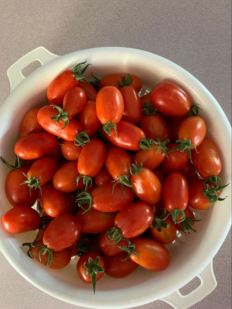 red cherry tomatoes in a white strainer/bowl Tomato Aesthetic, Knick Nacks, Tomato Farming, Tomato Tart, Small Tomatoes, Bon Appetite, Cherry Tomato, Fruit Drinks, Tomato Basil