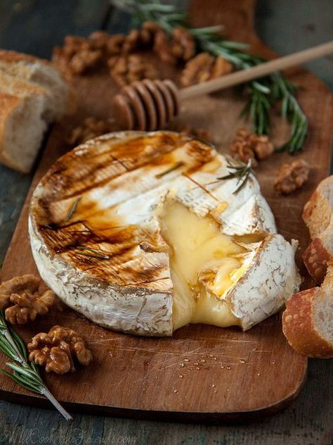 Baked Brie with Rosemary, Honey, & Candied Walnuts | Me, this brie, and a bottle of wine. That's how I rang in the new year, and I can't think of a better way to celebrate. Rosemary Honey, Baked Cheese, Baked Brie, God Mat, Cheese Recipes, Brie, Appetizer Snacks, Wine Recipes, Food Inspiration