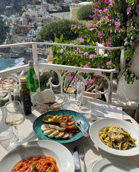 food travel europe eats views aesthetic Food In Europe, Views Aesthetic, Europe Food, Claudia Sulewski, Italy Food, Europe Photos, Euro Summer, Food And Travel, I Want To Travel