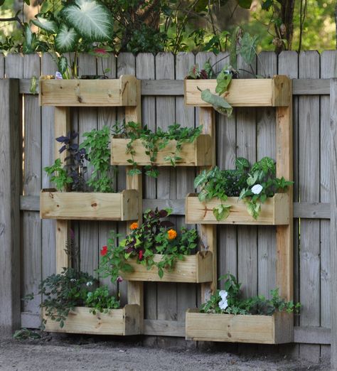 Planter Boxes built with fence pickets Diy Fence Planter Boxes, Build A Garden, Outdoor Pallet Projects, Planter Box Plans, Fence Planters, Diy Planter Box, Wooden Planter Boxes, Diy Fence, Old Fences