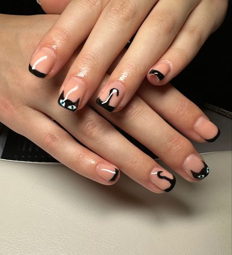 Black French Tip Nails Square Halloween, Short French Halloween Nails, Black Cat French Tip Nails, Black French Nails Halloween, Halloween French Tips Square, Biab Halloween, Halloween Nails Black French Tip, Cat French Tip Nails, Halloween Black Cat Nails