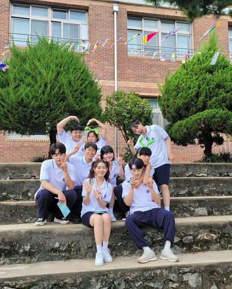 Season Of Blossom Kdrama, Friendship Kdrama, Seasons Of Blossom Kdrama, Old Apple Logo, Kdrama Study, Friends Group Photo, Seasons Of Blossom, Web Drama, Friends Group