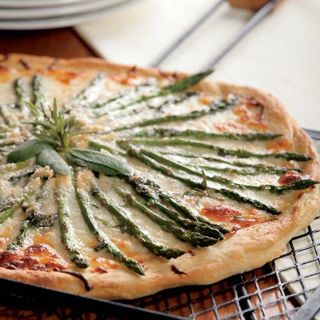 A healthy asparagus pizza recipe with homemade dough makes for a great appetizer or meal. Asparagus Pizza Recipes, Pizza Bianca Recipe, Asparagus Pizza, Pizza Bianca, Spring Recipe, Asparagus Recipes, Bistro Food, Pin Down, Homemade Dough