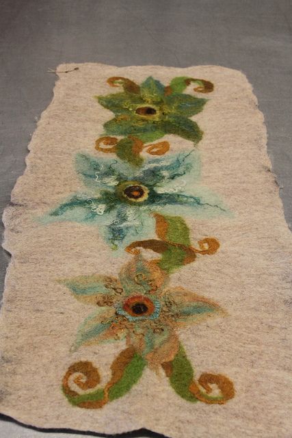 Wet Felted Table Runner by Lisa Classon | Flickr - Photo Sharing! Felted Table Runners, Table Runner And Placemats, Felt Christmas, Sewing Supplies, New Vintage, Vintage Sewing, Table Runners, Wool Felt, Tin