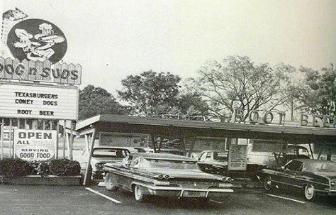 My aunt would always take my sister and me to Dog 'N Suds when we visited her in Missouri.  How we loved that root beer! Dog N Suds, Motel Signs, Vintage Diner, Retro Food, Drive In Theater, State Street, Old Signs, Retro Recipes, Craft Brewery