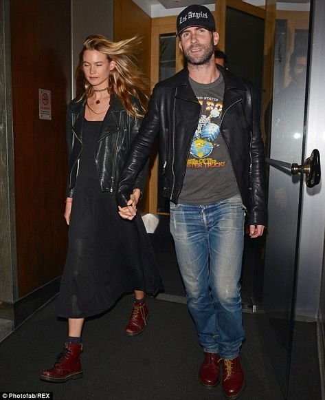 Outfits In London, Behati Prinsloo Style, Kendra Spears, Model Couple, Combat Boot Outfit, Dr Martens Outfit, Oops I Did It Again, Rocker Look, Behati Prinsloo