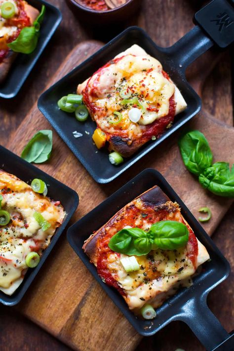 Raclette Pizza, Pizza Raclette, Raclette Recipes, Raclette Party, Easy Tomato Sauce, Cheese Board Set, Pizza Ingredients, Homemade Pizza Dough, Mini Pizza