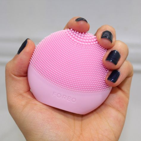 Allure contributor holding up a pink Foreo Luna Fofo cleansing brush device Female Products, Skin Roller, Foreo Luna, Face Brush Cleansing, Skincare Brush, Natural Beauty Care, Brush Cleanser, Cleansing Brush, Face Brush