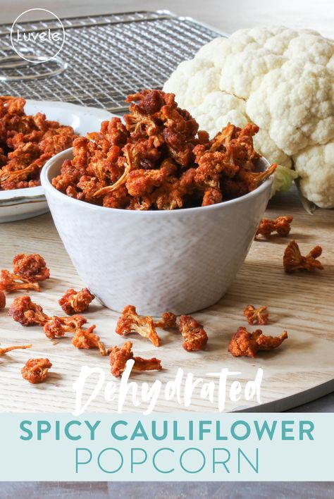 Dehydrated spicy cauliflower popcorn - Luvele US Dehydrate Corn, Dehydrated Cauliflower, Dehydrator Snacks, Dehydrated Snacks, Dehydrator Recipes Fruit, Dehydrated Recipes, Cauliflower Popcorn, Dehydrating Food Storage, Dehydrating Food