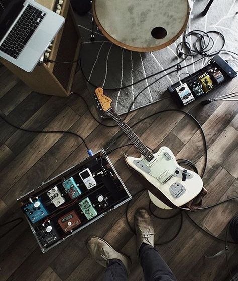 Walrus Audio on Instagram: “Who else would like to me in @tapestryaudio living room right now?” Gitar Vintage, Diy Guitar Pedal, Guitar Rig, Music Studio Room, Avan Jogia, Guitar Photography, Best Acoustic Guitar, Guitar Gear, Easy Guitar