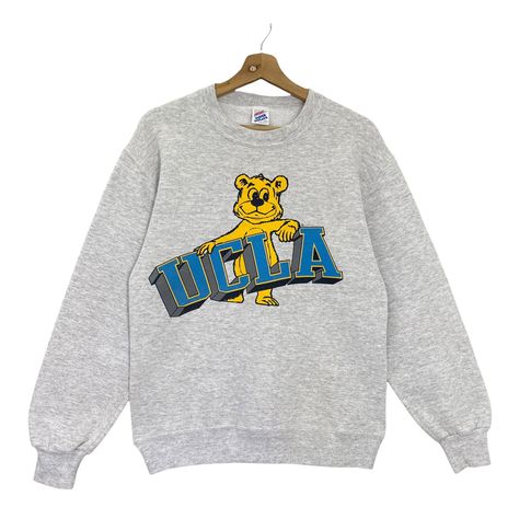 College Sweatshirt Aesthetic, Vintage School Shirts, College Merch Ideas, Vintage College Shirts, School Tshirt Designs, Ucla Sweatshirt, Los Angeles Sweatshirt, Vintage College Sweatshirts, Swag Shirts