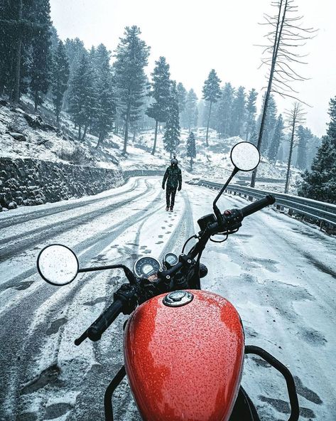 Royal Enfield on Instagram: “#Meteor350 post as shared by: @ibardni ・・・ Hello from Mughal Road,Kashmir🏔️ #MissOutOnNothing #CruiseEasy #RoyalEnfield #RidePure…” Motorbike Aesthetic, Royal Enfield Meteor 350, Garden Entry, Honeymoon Couples, Meteor 350, Kali Images, Goddess Kali Images, Moto Wallpapers, Biking Gear