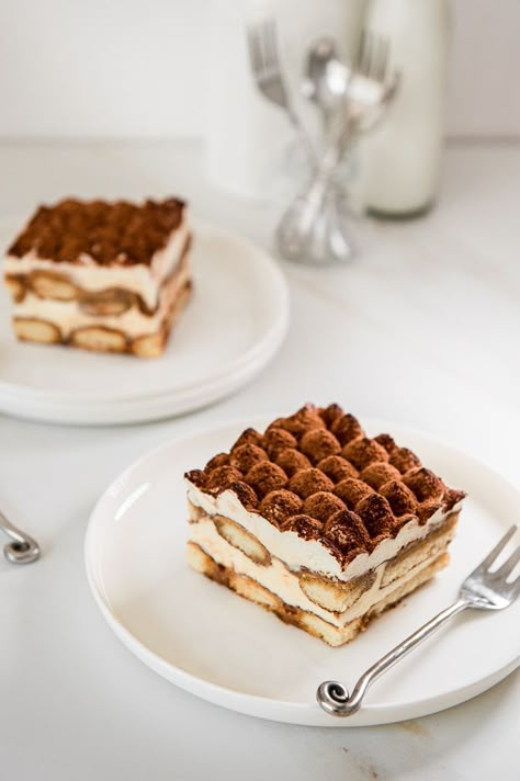 Fancy Tiramisu, White Chocolate Tiramisu, Tiramisu Aesthetic, Mascarpone Mousse, Chocolate Mascarpone, Dessert House, Chocolate Tiramisu, Dessert Cups Recipes, Logo Cake