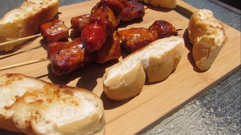 Pinchos de cerdo - la receta original - YouTube Puerto Rican Recipes, Puerto Rican, Pretzel Bites, Cheesecake, Bread, Meat