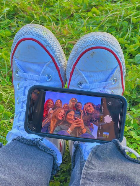 Group Picture Poses, Photographie Indie, Photos Bff, Estilo Indie, Shotting Photo, Photographie Portrait Inspiration, 사진 촬영 포즈, Indie Girl, Best Friends Shoot