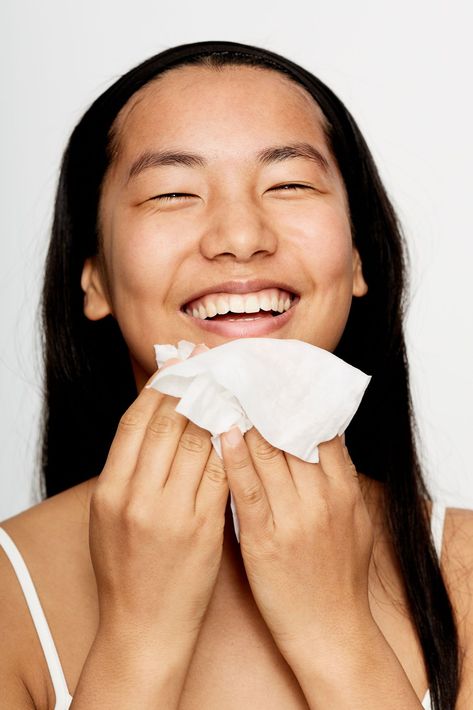 People Are DIYing Cheap Makeup Wipes and the Internet Can’t Deal- Cosmopolitan.com Model Tips Beauty, Diy Makeup Wipes, Skincare Shoot, Diy Makeup Remover Wipes, Homemade Makeup Remover, Diy Makeup Remover, Best Makeup Remover, Homemade Makeup, Diy Beauty Treatments