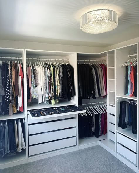 Closet Inspo Walk In, Wardrobe Design For Women, Walk In Closet Women, Women Wardrobe Design Closet Ideas, Women Wardrobe Design, Walking Wardrobe Ideas, Build In Wardrobe Ideas, Womans Room, Walk In Closet Room