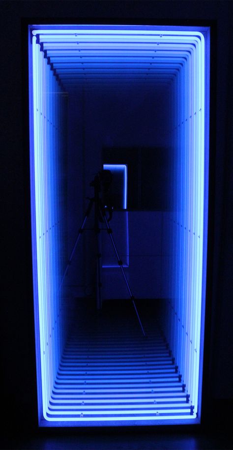 MAXI - Lumneo Uv Room, Infinity Mirror Diy, Apartment Furniture Layout, Futuristic Decor, Boys Room Diy, Selfie Wall, Infinity Mirror, Clinic Design, Neon Design