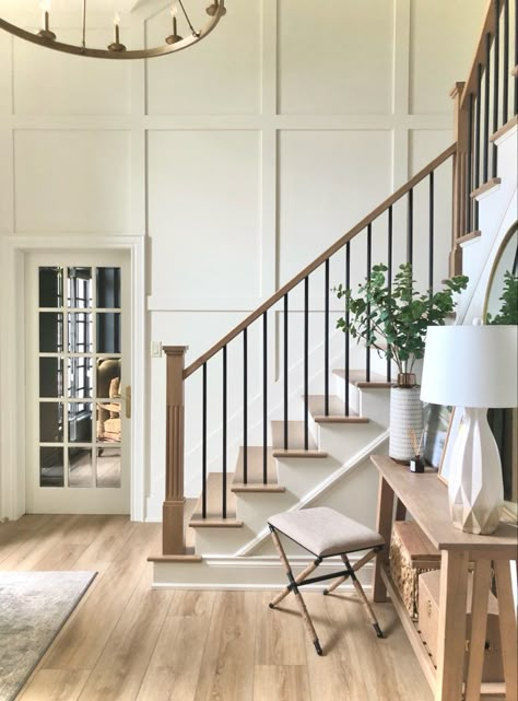 Wainscoting Ideas Entryway, Decoration Cage Escalier, Stairway Accent Wall, Staircase Accent Wall, Foyer Accent Wall, Stairwell Accent Wall, Stairwell Wall, Painting Shiplap, Staircase Wall Decor