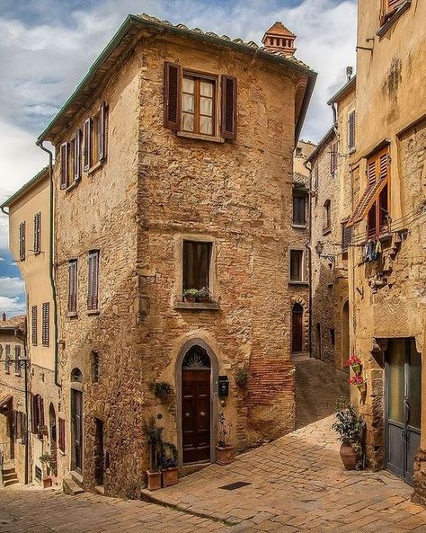 Volterra Italy, Vertical City, Twilight New Moon, Moon River, Bucket List Destinations, Beautiful Views, Interior Designer, Travel Dreams, Tuscany