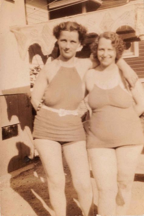 35 Vintage Snaps That Defined Swimsuits in the 1920s and ’30s ~ Vintage Everyday 1920s Swimsuit, Historic Pictures, Vintage Everyday, Swimsuit Design, Vintage Swimsuits, The 1920s, Vintage Images, Knee Length, The Sun