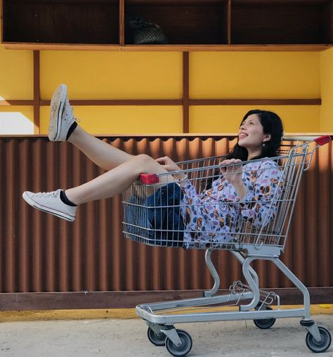 Shopping Cart Drawing Reference, Sitting In Shopping Cart Reference, Person In Shopping Cart Reference, Person In Shopping Cart, Shopping Cart Reference, Shopping Cart Poses, Trolley Photoshoot, Sitting In Shopping Cart, Shopping Cart Aesthetic