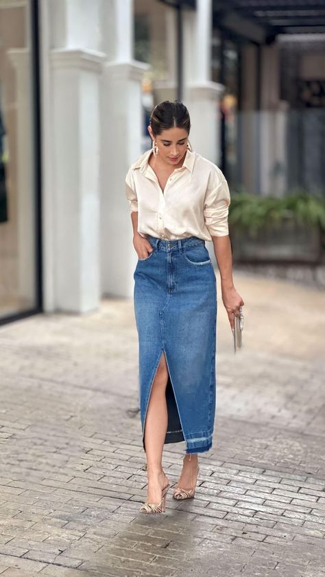 Long Denim Skirt Outfit, Boots With Jeans, Jean Skirt Outfits, Denim Skirt Outfits, Long Skirt Outfits, Winter Fashion Outfits Casual, Look Retro, Everyday Fashion Outfits, Casual Day Outfits