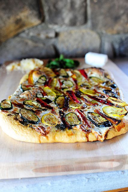 Veggie Pizza via The Pioneer Woman. Veggie Pesto, Pizza Flatbread, The Pioneer Woman Cooks, Zucchini Side Dishes, Veg Pizza, Quick Pizza, Pizza Roll, Recipe Italian, Sweet Breakfast Treats