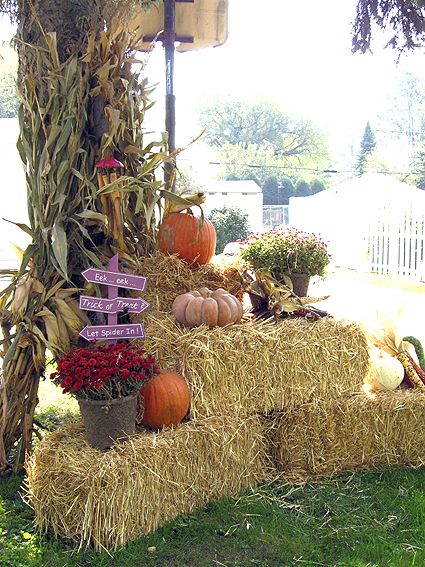 Straw bales with mums Outside Fall Decorations Front Yards, Hay Bales And Pumpkins, Fall Outside Decor, Outdoor Fall Decorations, Outside Fall Decorations, Fall Yard Decor, Fall Garden Decor, Outside Fall Decor, Straw Bales