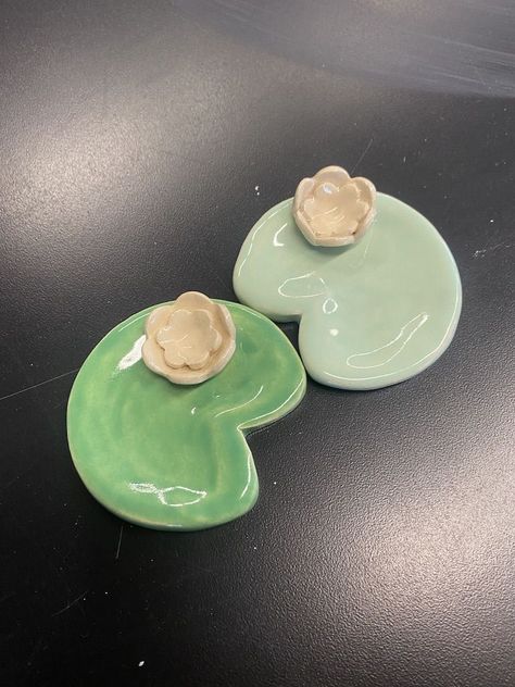 Pottery Jewerly Holders, Lily Pad Jewelry Dish, Small Ring Holder, Small Cute Ceramic Ideas, Cute Clay Dishes Aesthetic, Pinch Pot Ideas Ceramics Aesthetic, Jewelry Holder Made Out Of Clay, Cute Ceramic Jewelry Holder, Clay Crafts Small Easy