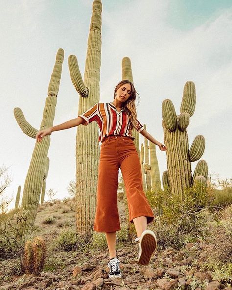 Arizona Photoshoot Outfits, Az Desert Photoshoot, Cactus Photoshoot Ideas, Sedona Arizona Photoshoot, Joshua Tree Photoshoot Ideas, Arizona Desert Photoshoot, Phoenix Arizona Outfits, Arizona Photoshoot Ideas, Desert Graduation Pictures