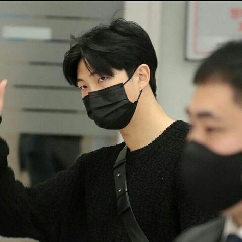 Namjoon Black Hair, Bts Airport, Airport Photos, Airport Look, Incheon Airport, Original Music, Bright Eyes, Hair Black, Incheon