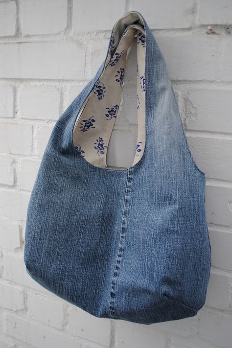 Crafts With Old Jeans, Återvinna Jeans, Reversible Bag, Blue Jeans Crafts, Diy Jeans, Denim Projects, Jean Crafts, Recycled Jeans, Denim Bags