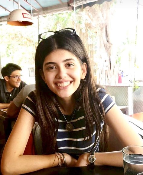 Sanjana Sanghi, Girl Smiling, Hair Acessories, Samantha Photos, Casual Indian Fashion, Rough Day, Smile Girl, Cute Stars, Actress Pics