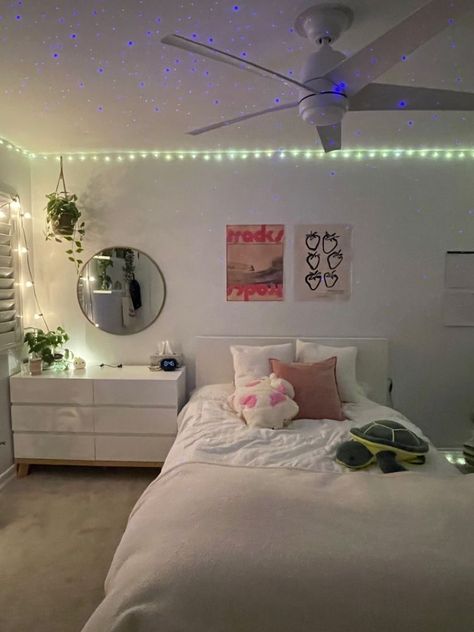 Minimal Teenage Bedroom, Light Pink And White Bedroom Aesthetic, Bedroom Inspirations Teenage Small Room, Cute Teen Girl Bedroom Ideas Aesthetic, Teen Girl Room Inspo 2023, Small Bedroom Ideas Led Lights, Clean Bedroom Aesthetic Pink, Modern Teen Girl Bedroom Led Lights, Small Room Ideas Aesthetic Simple