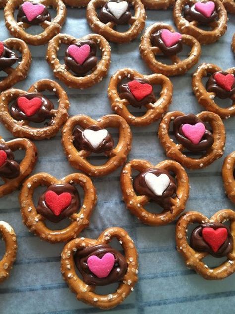 Heart Shaped Snacks For Kids, Valentines Baked Goods, Heart Pretzels, Valentine Pretzels, Pretzel Hearts, Heart Treats, Valentine Snacks, Decorated Pretzels, Pretzel Day