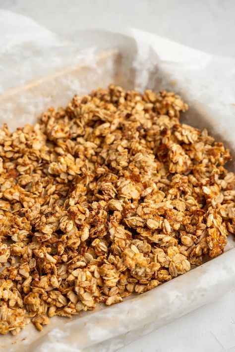 Protein Powder Granola, Vanilla Granola Recipe, Protein Granola Recipe, Crunchy Granola Recipe, Savory Oatmeal Recipes, Healthy Marshmallows, Vanilla Granola, Easy Granola Recipe, Yogurt Bowls