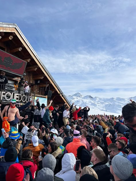 Rise Festival Skiing, Apres Ski Vibes, Ski Trip Party, Apres Ski Aesthetic, Ski Europe, Ski Apres, Apre Ski, Mode Au Ski, Chalet Girl