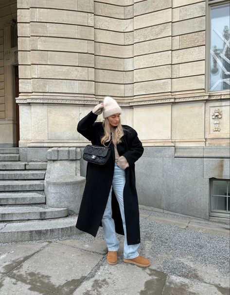 Ugg Plus Size Outfit, Mammoth Outfits Winter, Black Teddy Bear Jacket Outfit, Slouch Coat Outfit, Short Black Uggs Outfit, Black Coat Winter Outfit, Outfits For Paris Winter, Amsterdam Outfit Winter, Ugg Outfits Winter