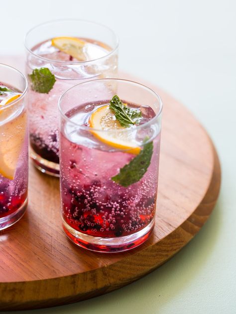 Blackberry and Meyer Lemon Gin and Tonics - ELLEDecor.com Coctails Recipes With Gin, Special Cocktails Drink Recipes, Gin Party Ideas, Simple Gin Cocktails, Gin Ideas, Special Cocktails, Cocktails Ideas, Tonic Cocktails, Best Gin Cocktails