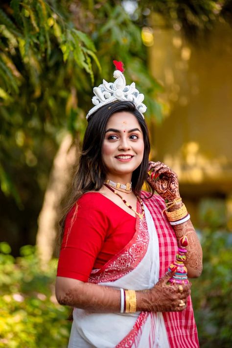 Single Pose For Bride, Haldi Look For Bengali Bride, Bengali Wedding Bride Single Pose, Bengali Bride Haldi Pose, Bengoli Photoshoot Pose, Bengali Bride Haldi Look, Bengali Haldi Look, Gaye Holud Bengali Bride, Bride Single Poses