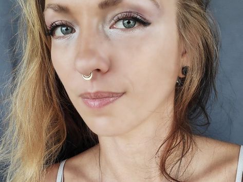 Septum Piercing Dainty, Dainty Septum Ring, Dainty Septum, Gold Septum Ring, Gold Septum, Septum Hoop, Septum Nose Rings, Piercings Ideas, Medusa Piercing