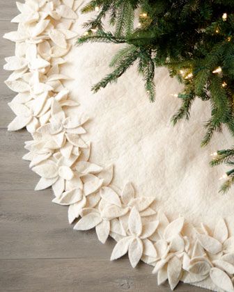 Crafting, diy projects and decorating Poinsettia Tree, Black Christmas, Primitive Christmas, Noel Christmas, Holiday Inspiration, Tree Skirt, Modern Christmas, Christmas Joy, Christmas Inspiration