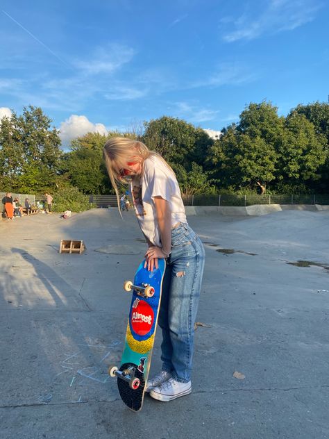 Skater Girl Photoshoots, Skye Brown Skater, Girly Skater Girl Aesthetic, Skateboard Girl Aesthetic, Girl Skateboarding Aesthetic, Skate Aesthetic Girl, Skater Girl, Skater Girl Aesthetic, Skate Outfit