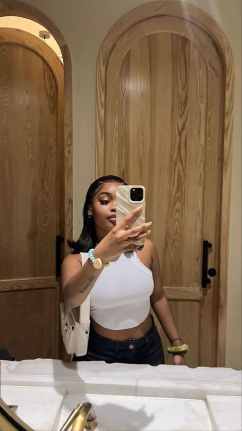 Mirrors Selfie, Chic Feminine Style, Picture Mirror, Afro Hair Care, Mode Tips, Rich Girl Lifestyle, Pelo Afro, Effortlessly Chic Outfits