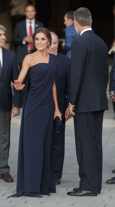 La Reina escogía para una noche de gala en el Teatro Real junto al Rey Felipe VI, un mono de la colección Red Carpet de Pedro del Hierro . Sukienki Maksi, Vestidos Maxi, Black Halo Dress, Famous Dress, Paris Chic, Blue Jumpsuit, Mother Of Groom Dresses, Jumpsuit Elegant, Mob Dresses