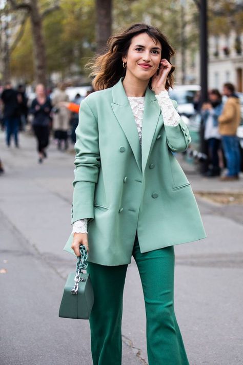 How to Master Tonal Dressing Like You Know What You're Doing | Who What Wear Looks Street Style, Green Outfit, Green Pants, Cool Street Fashion, 가을 패션, Street Style Looks, Fashion Week Spring, Look Fashion, Paris Fashion