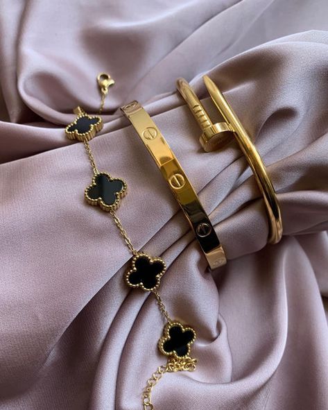 Clover Bracelet Aesthetic, Must Have Jewelry For Women, Jewelry Inspo Aesthetic, Cute Jewelry Aesthetic, Cartier Bracelet Aesthetic, Luxury Jewelry Aesthetic, Gold Aesthetic Jewelry, Jewlery Aesthetic, Jewelry Accessories Aesthetic